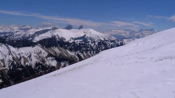Panoráma a magas-hegy a havas csúcsok Svájcban Alpokban. Rochers-de-Naye. — Stock videók