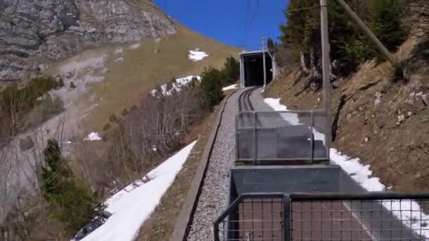 Kugghjulståget Rider i de snöiga bergen på järnvägen. Schweiz, Alperna — Stockvideo