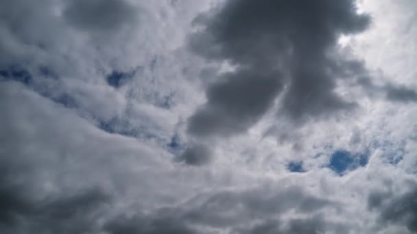 雲は青空の中でスムーズに移動します。タイムラプス — ストック動画