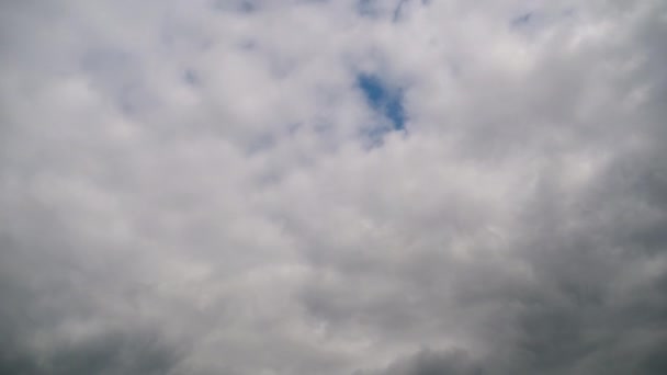 Gewitterwolken ziehen am Himmel auf, Zeitraffer. — Stockvideo