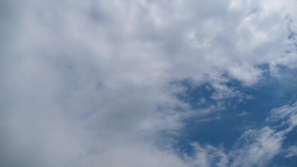 Облака плавно движутся в голубом небе. Timelapse — стоковое видео