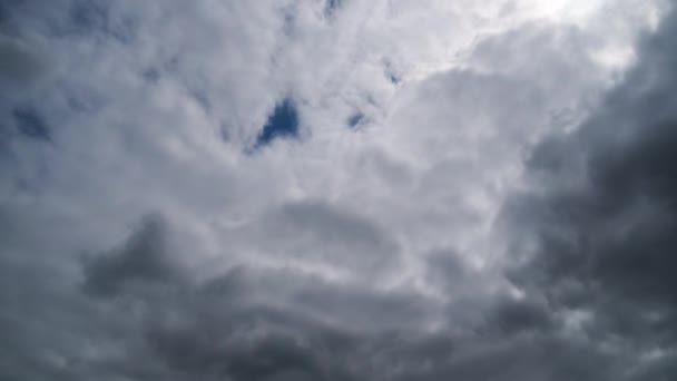 Las nubes se mueven suavemente en el cielo azul. Cronograma — Vídeos de Stock