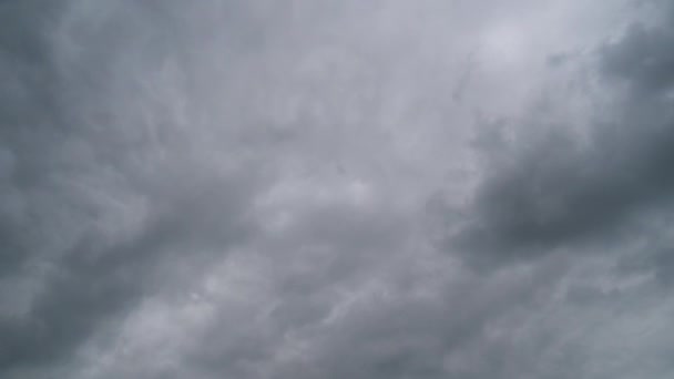 Gewitterwolken ziehen am Himmel auf, Zeitraffer. — Stockvideo