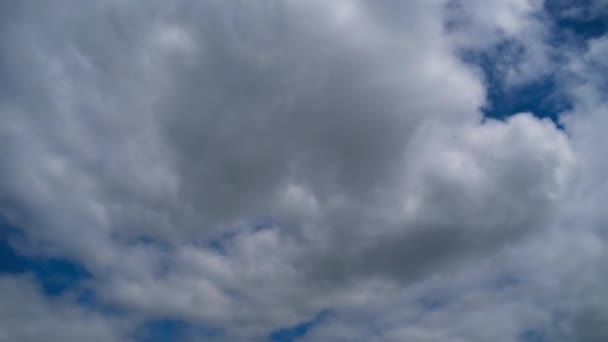 Nuages se déplacent en douceur dans le ciel bleu. Temps écoulé — Video