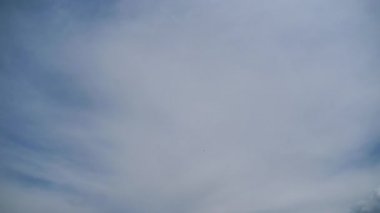 Bulutlar Mavi Gök 'te pürüzsüz hareket eder. Zaman Uygulaması