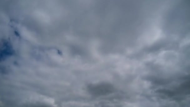 Nuvens se movem suavemente no céu azul. Prazo de validade — Vídeo de Stock