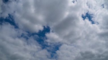 Bulutlar Mavi Gök 'te pürüzsüz hareket eder. Zaman Uygulaması