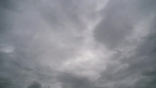 Gewitterwolken ziehen am Himmel auf, Zeitraffer. — Stockvideo