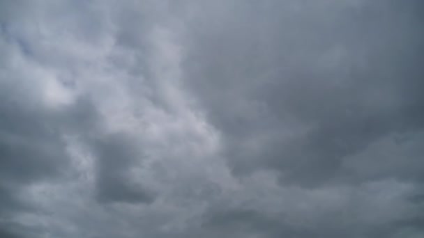 Las nubes se mueven suavemente en el cielo azul. Cronograma — Vídeo de stock