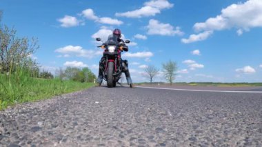 Otobanda Moto bisikletçi gezgin yolda hareket etmeye başlar. Moto gezisi.