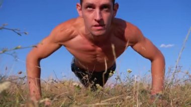 Egzersiz. Pushups Fitness Man Doğa Dışında Push-up yapıyor.