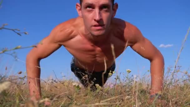 Entraînement. Pushups Fitness Homme faisant push-ups à l'extérieur sur la nature . — Video