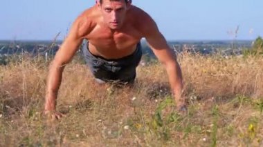 Çıplak Gövdeli Genç Atletik Adam Doğada Şınav Lar Gerçekleştirecek