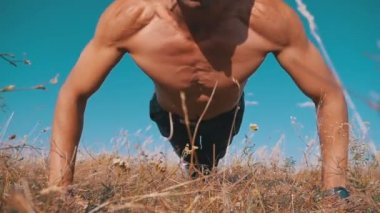 Çıplak Gövdeli Genç Atletik Adam Doğa üzerinde Şınav yapar. Yavaş Çekim