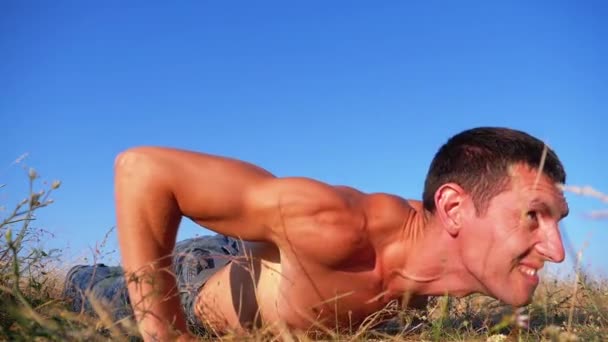 Treino. Homem Forte fazendo Push-ups com Claps Outside on Nature. Movimento lento — Vídeo de Stock