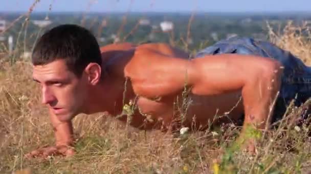 Entrenamiento. Pushups Fitness Man haciendo Push-ups fuera de la naturaleza . — Vídeos de Stock