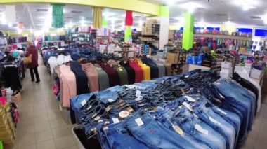 Giyim Bir Giyim Mağazası'nda Askıları Üzerinde Raflar ve Hangs Üzerinde Giyim Lies.