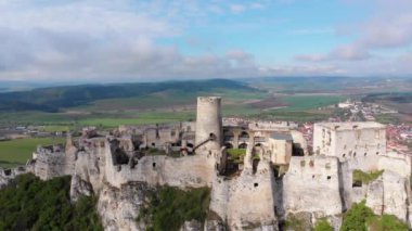 Spissky Hrad'ın havadan görünümü. Slovakya. Tepedeki Taş Kale Harabeleri