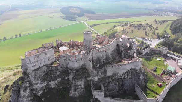 Vista aérea de Spissky Hrad. Eslovaquia. Las ruinas del castillo de piedra en la colina — Vídeos de Stock