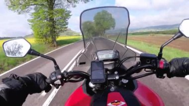 Spiss Kalesi yakınlarındaki Yolda Motosikletçi Sürme. Spissky Hrad. Slovakya