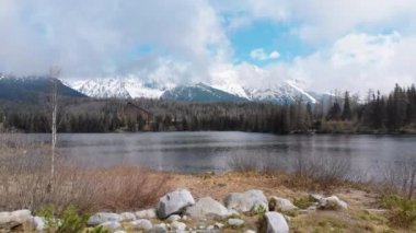 Strbske Pleso, Slovakya'nın havadan görünümü. Bulutlarda Dağ Gölü ve Karlı Tatras Dağları