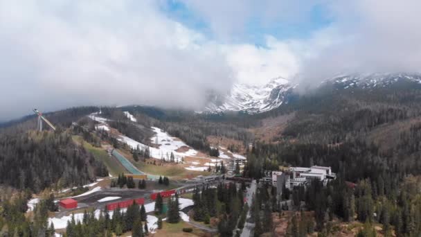 Yüksek Tatras Dağları Strbske Pleso Resort Havadan Drone görünümü. Slovakya — Stok video