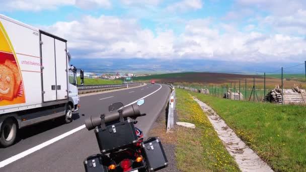 Podróże motocyklowe. Droga pozioma z widokiem na Tatry słowackie — Wideo stockowe