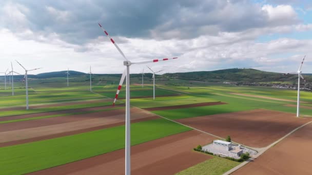 Légi kilátás a szélturbinák Farm és a mezőgazdasági mezők. Ausztria. — Stock videók