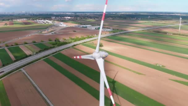 Вид с воздуха на ферму ветряных турбин и сельскохозяйственные поля. Австрия . — стоковое видео