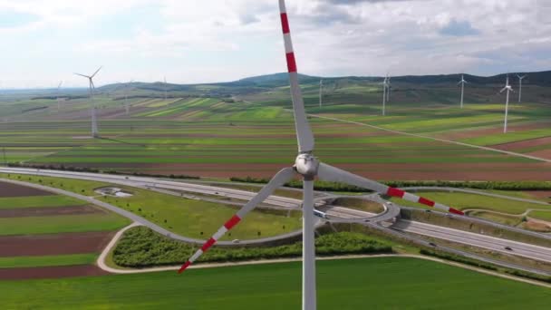 Rüzgâr Türbinleri Çiftliği ve Tarım Alanları 'nın havadan görünüşü. Avusturya. — Stok video
