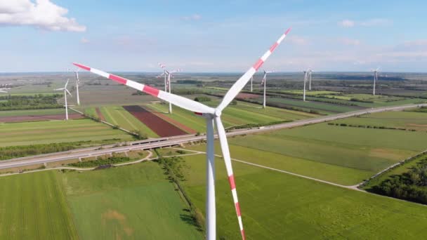 Légi kilátás szélturbinák Farm területén. Ausztriában. Drónnézet az energiatermelésről — Stock videók