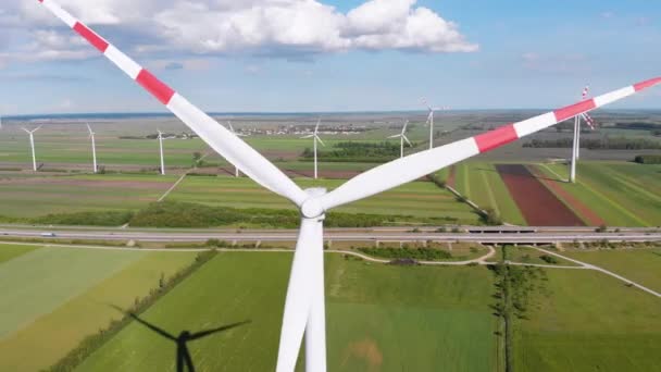 Vista aérea da fazenda de turbinas eólicas no campo. Áustria. Visão dos drones sobre a produção de energia — Vídeo de Stock