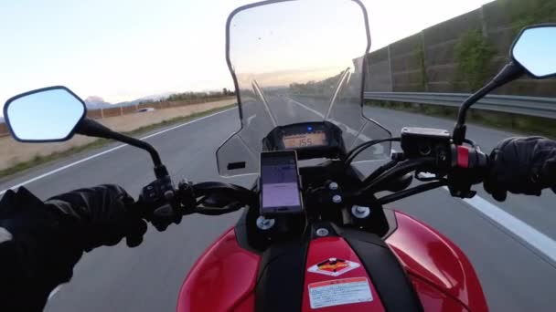 Jazda motocyklista na Autobahn przy High Speed. Widok zza koła — Wideo stockowe