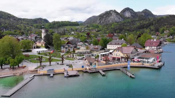 Vista aérea panorámica de Mountain Village and Lake, Wolfgangsee, Salzburgo, Austria, Alpes — Vídeos de Stock