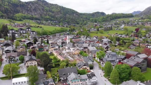 Vyhlídkový letecký pohled na horskou vesnici a jezero, Wolfgangsee, Salcburk, Rakousko, Alpy — Stock video