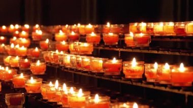 Katedralde Mum Yakmak. Katolik Kilisesi'nde Yanan Anıt Mumlar. Salzburg. Avusturya.