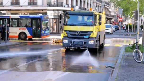 Street watering machine washes asphalt road. — Stock Video