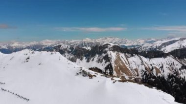 İsviçre Alpleri'ndeki Karlı Tepeler'e Yüksek Dağ'dan panoramik manzara. Rochers-de-Naye.