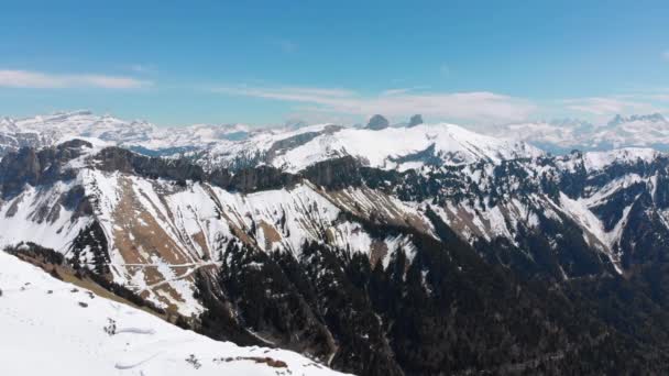 Πανοραμική θέα από το ψηλό βουνό μέχρι το χιονισμένο κορυφές στις Άλπεις της Ελβετίας. Οι κυνηγούς-de-Naye. — Αρχείο Βίντεο
