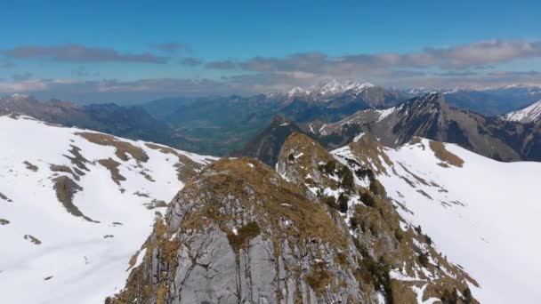 Προβολή αεροκατευθυνόμενα σε χιονισμένες κορυφές των ελβετικών Άλπεων. Ελβετία. Κορυφή βουνού. — Αρχείο Βίντεο