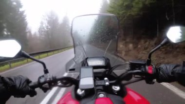 Kötü Hava, Fırtına, Yağmur ve Sis bir Dağ Yolu üzerinde Motosikletrides. Pov.