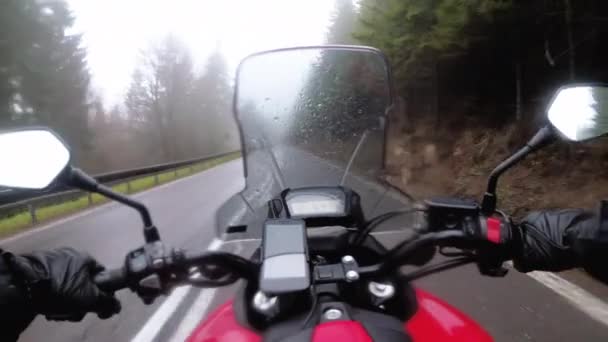 Motocyklista jezdí na horské cestě za špatného počasí, bouře, deště a mlhy. Pov. — Stock video