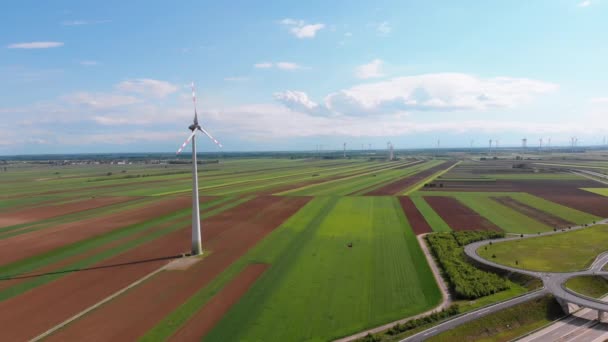 Letecký pohled na větrné turbíny Farmy a zemědělská pole. Rakousko. — Stock video