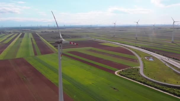 Letecký pohled na větrné turbíny Farmy a zemědělská pole. Rakousko. — Stock video