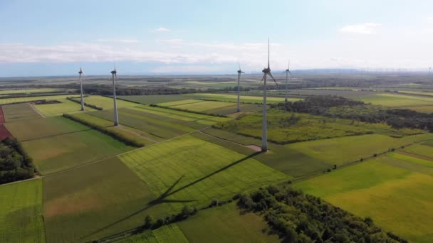 Flygfoto av vindkraftverk Farm och jordbruksmark. Österrike. — Stockvideo
