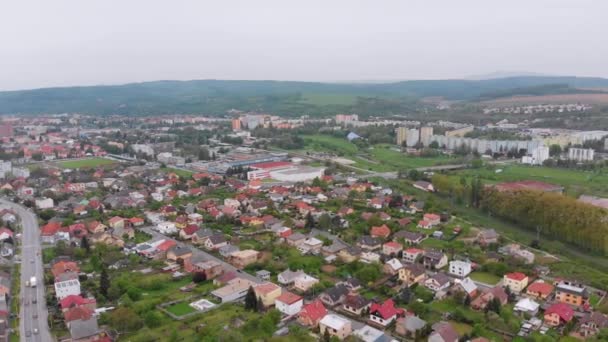 Vista aérea del Drone de la ciudad de Presov, Eslovaquia. Vista panorámica de la campiña en Europa — Vídeos de Stock