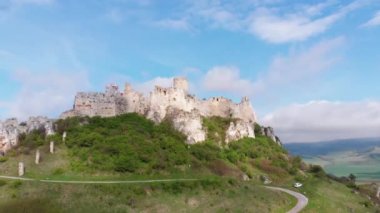 Spissky Hrad'ın havadan görünümü. Slovakya. Tepedeki Taş Kale Harabeleri