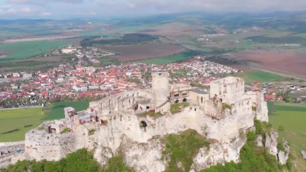 Vue aérienne sur Spissky Hrad. Slovaquie. Les ruines du château de pierre sur la colline 