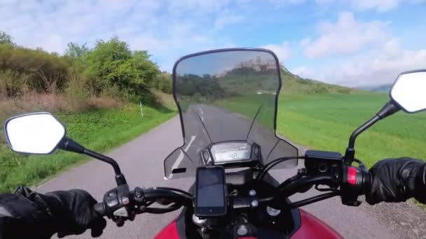 Motocyklista jezdí na silnici poblíž hradu Spiss. Spissky hrad. Slovensko — Stock video