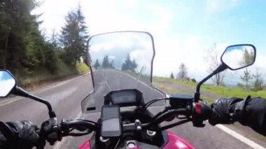 Slovakya 'da güzel bir peyzaj dağ yolunda motosikletçi geziyor. Serpentine Yolu